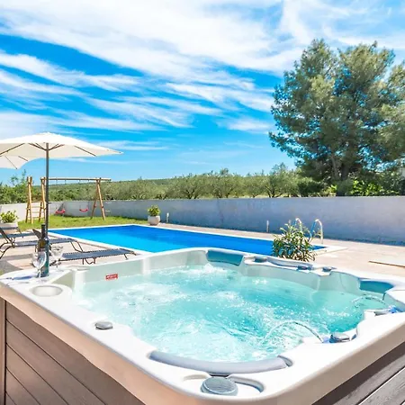 別荘 Four Bedroom Holiday In
