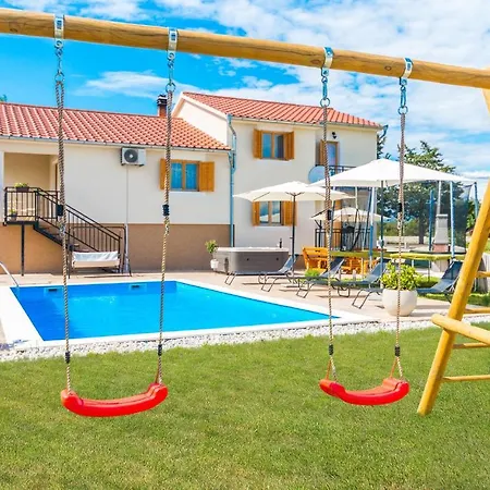 Four Bedroom Holiday In * Sikovo
