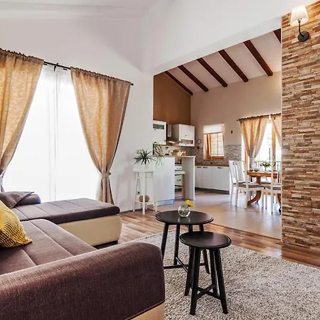 Four Bedroom Holiday In * Sikovo
