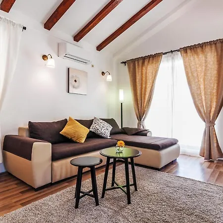 Four Bedroom Holiday In Sikovo