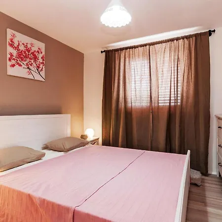 Four Bedroom Holiday In 別荘 Sikovo
