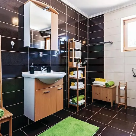 Four Bedroom Holiday In Sikovo