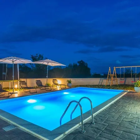 Four Bedroom Holiday In Sikovo